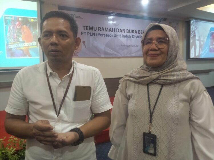 Manager Komunikasi PLN UID Sumbar, Yenti Elfina bersama Manager Keselamatan, dan Keselamatan Kerja Lingkungan dan Keamanan K3L&Kam PLN UID Sumbar, Misran Hasra saat di wawancarai awak media.