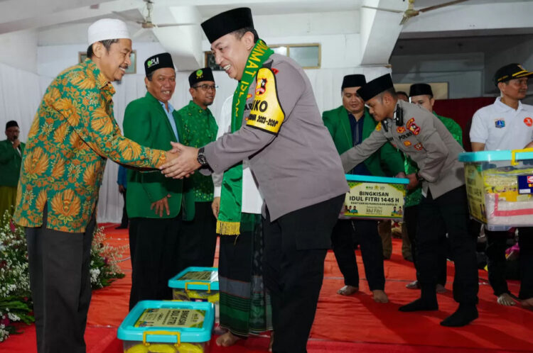 PAKET SEMBAKO— Kapolri Jenderal Listyo Sigit Prabowo saat memberikan paket sembako lewat Persatuan Ummat Islam, Selasa (2/4).