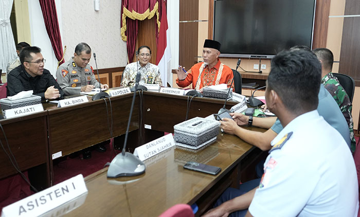 RAKOR— Gubernur Sumbar, Mahyeldi saat memimpin Rapat Koordinasi Forkopimda dan OPD Pemprov Sumbar terkait persiapan menjelang dan pascaperayaan Hari Raya Idul Fitri 1445 H.