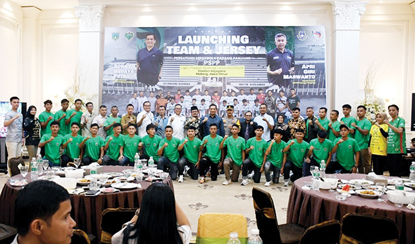 PELUNCURAN JERSEY— Dirut PT Semen Padang Indrieffouny Indra, bersama Pj Wako Padang Panjang yang juga Ketua Umum PSPP, Sonny Budaya Putra, foto bersama dengan manajemen dan tim pelatih serta pemain PSPP usai peluncuran tim dan jersey PSPP di Rumdin Wako.