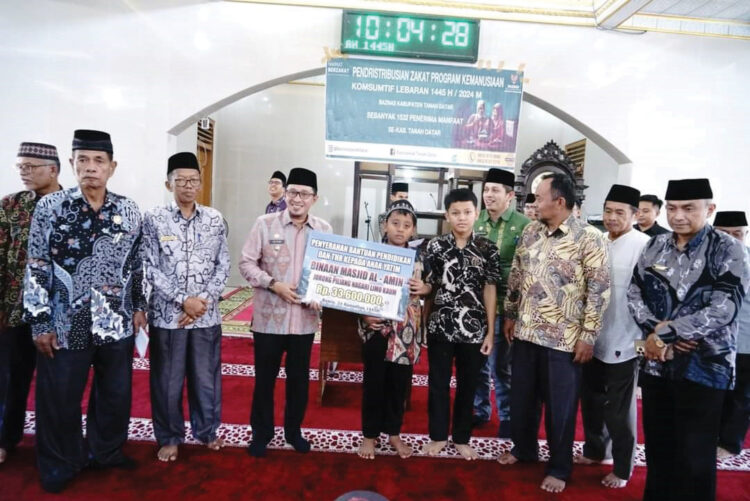 ZAKAT— Bupati Eka Putra serahkan zakat secara simbolis kepada 1.600 orang Mustahiq se kabupaten Tanah Datar, Kamis (4/4) di Masjid Al Amin, Kecamatan Lima Kaum.