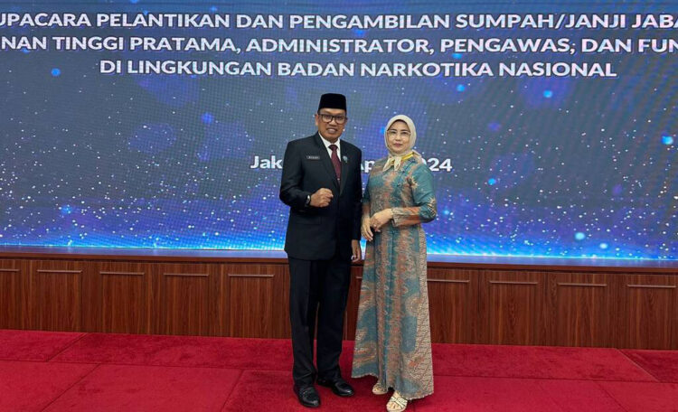 DILANTIK—
Brigjen Pol Riki Yanuarfi didampingi istri usai dilantik sebagai Kepala BNN Provinsi Sumbar oleh Kepala BNN RI, di R M Hatta, Gedung Tan Satrisna BNN, Cawang, Jakarta Timur (Jaktim) pada Selasa (2/4).