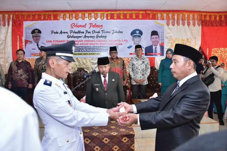 SERTIJAB— Bupati Agam, Dr H Andri Warman MM lantik sekaligus pimpin serah terima jabatan Pengganti Antar Waktu (PAW) Wali Nagari Ampang Gadang periode 2019- 2025,
di Aula Kantor Wali Nagari Ampang Gadang, Kecamatan Ampek Angkek, Sabtu (30/3).