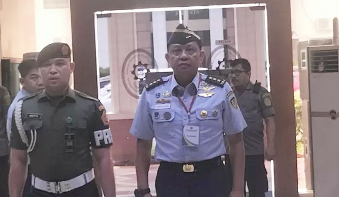 MASUKI RUANG SIDANG— Mantan Kepala Basarnas RI Marsdya Henri Alfiandi saat memasuki ruang sidang Pengadilan Tinggi Militer di kawasan Jakarta Timur.