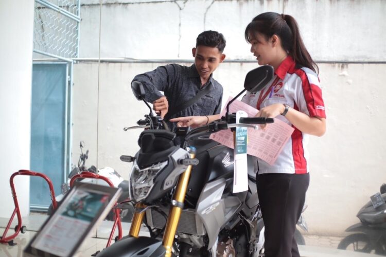 SERVIS-Mekanik  di bengkel resmi Yamaha servis kendaraan milik konsumen.