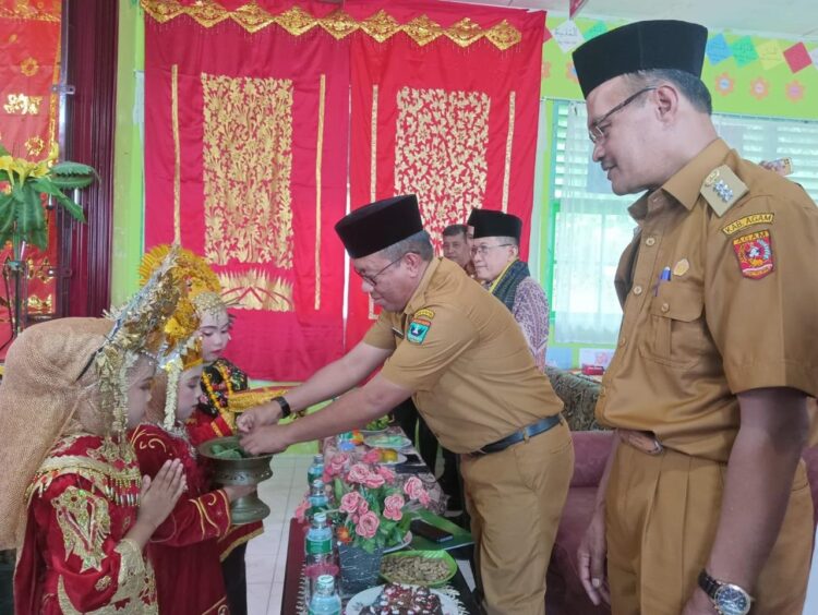 WISUDA TAHFIZ— Camat Tilatang Kamang Noviardi Ismail, yang mewakili Bupati Agam dalam acara wisuda tahfiz ke III dan khatam al Quran MIN 5 Agam, Nagari Persiapan Koto Tangah Lamo.