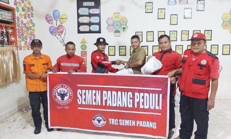 KIRIM TRC DAN SEMBAKO— PT Semen Padang menurunkan Tim Reaksi Cepat (TRC) dan menyerahkan 125 paket sembako di Nagari Bukik Batabuah, Kecamatan Canduang, Kabupaten Agam, beberapa waktu lalu.