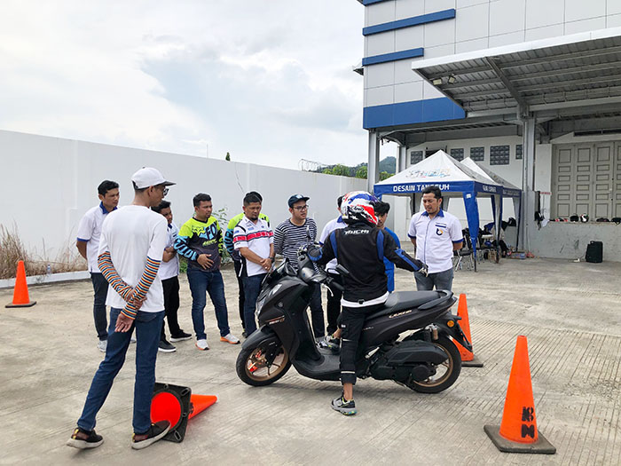 SAFETY RIDING- Tim Yamaha Riding Academy (YRA) PT Yamaha Indonesia Motor Manufacturing, Arief memberikan pelatihan safety riding yang diikuti karyawan CV Tjahaja Baru.