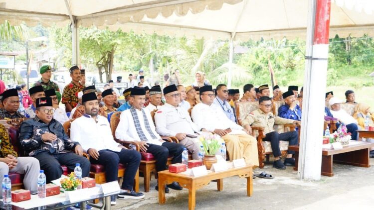 USAI RESMIKAN—Wakil Bupati Solok Selatan, H. Yulian Efi usai resmikan mushalla.