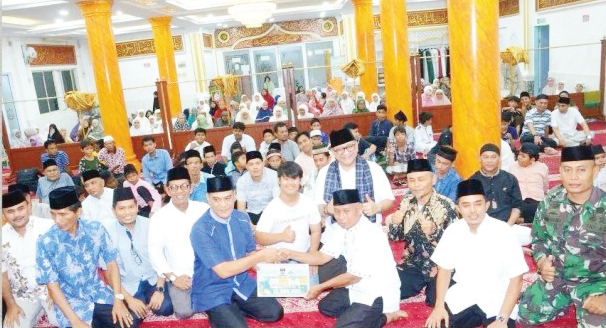 KUNJUNGAN TSR— Ketua Tim IV Safari Ramadan Kota Padang, Sekda Andree Harmadi Algamar, mengunjungi Masjid Al Muqamah, Jalan Ujung Pandan, nomor 3, Kelurahan Olo, Kecamatan Padang Barat, Senin (1/4) malam.