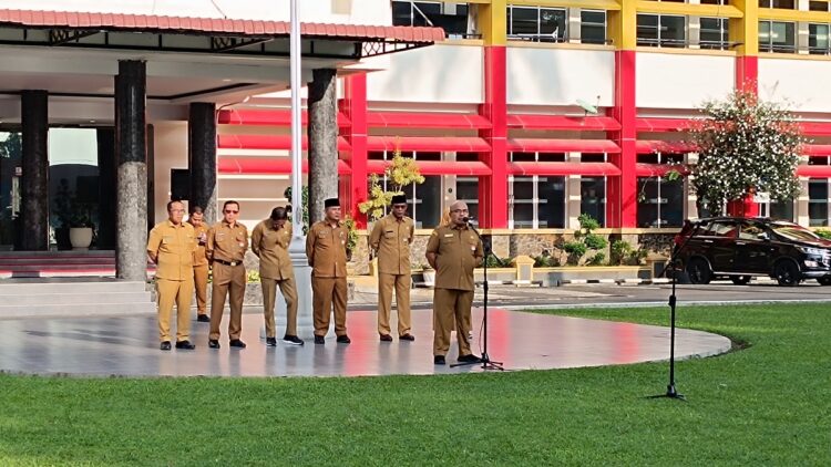 APEL PERDANA— Sekretaris Daerah Provinsi Sumatera Barat Hansastri, berikan sambutan pada apel perdana pascalibur Lebaran 1445 Hijriah di Halaman Kantor Gubernur Sumbar, Selasa (16/4).