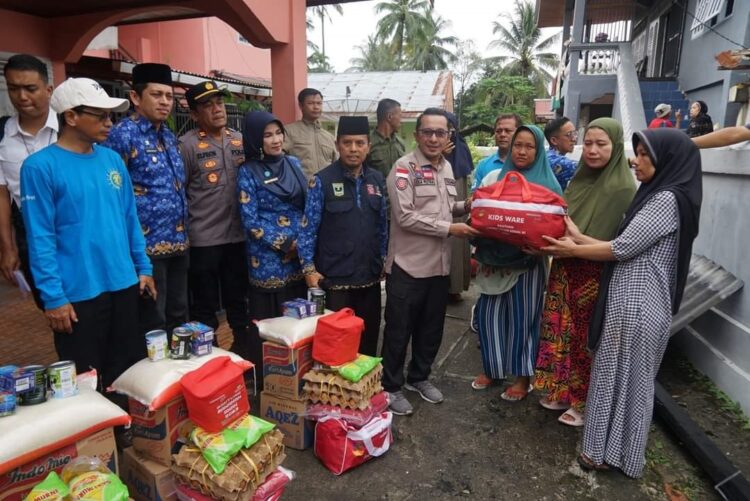 SERAHKAN BANTUAN—Bupati Tanahdatar Eka Putra serahkan bantuan bagi korban kebakaran, di Jorong Parak Juar, Nagari Baringin, Kecamatan Lima Kaum, Rabu (17/4).