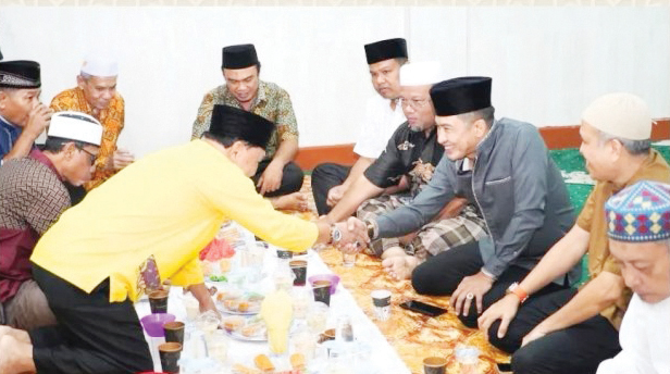 BUKA BERSAMA— Wakil Wali Kota Padang Ekos Albar menghadiri kegiatan buka puasa bersama dengan jamaah Masjid Imaduddin, Kelurahan Kampung Lapai, Kecamatan Nanggalo, Minggu (31/3).