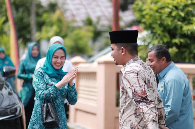 SAMBUT—Wakil Wali Kota Solok,Dr.H.Ramadhani Kirana Putra menerima kedatangan Tim Penilai 10 Program Pokok Pemberdayaan Kesejahteraan Keluarga (PKK) Tingkat Provinsi Sumatera Barat.