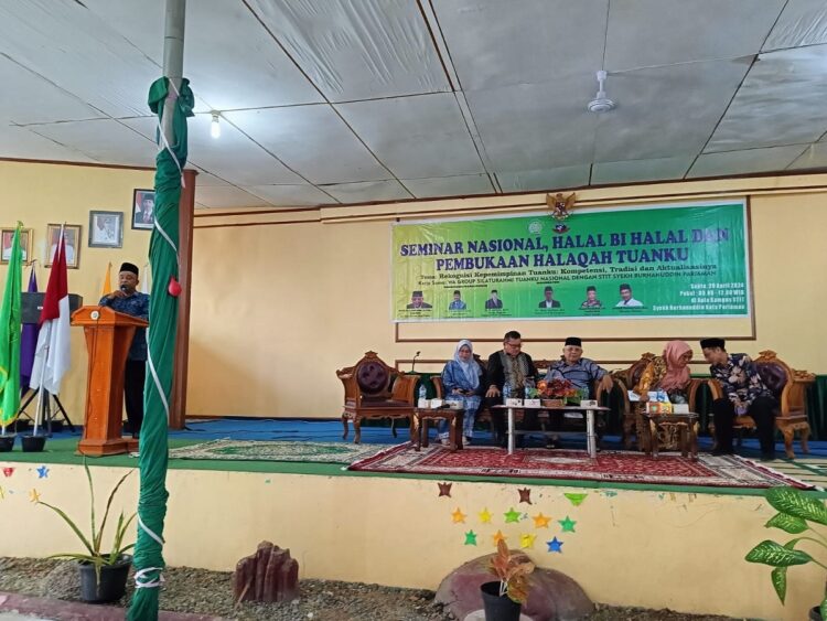 IKUTI— Staf Ahli Bidang Sumber Daya Manusia Pemko Pariaman Hartati Thaher ikuti seminar.