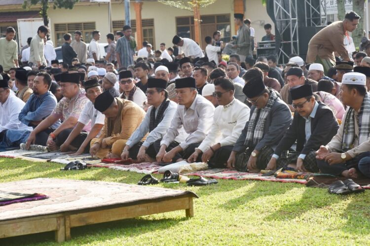 SHALAT IED— Pj Wali Kota Pariaman Roberia  saat dengarkan khutbah saat pelaksanaan shalat Idul Fitri bersama ribuan jamaah di Lapangan Merdeka.