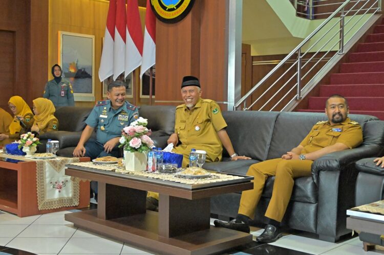 SILATURAHMI— Danlantamal II Padang Laksamana Pertama TNI Syufenri menerima kunjungan  Gubernur Mahyeldi dan Wagub Audy Joinaldy, di Mako Lantamal II.