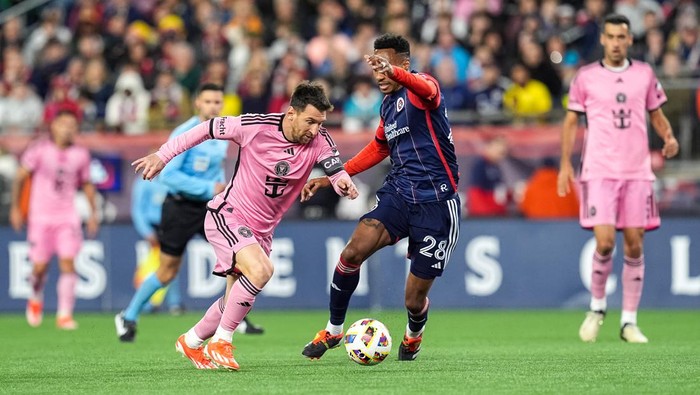 TAMPIL GEMILANG— Lionel Messi tampil gemilang saat membantu Inter Miami melawan New England Revolution di MLS 2024, Minggu (28/4). La Pulga bikin dua gol dan membawa Vice City menang 4-1.