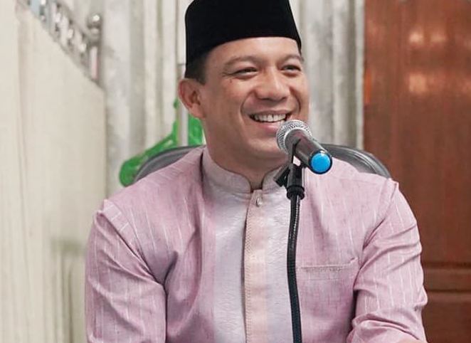 SAMBUTAN— Pj Wali Kota, Sonny Budaya Putra, A.P, M.Si berikan sambutan saat menghadiri kegiatan Subuh Mubarakah di Masjid Nurul Amri, Minggu (21/4).