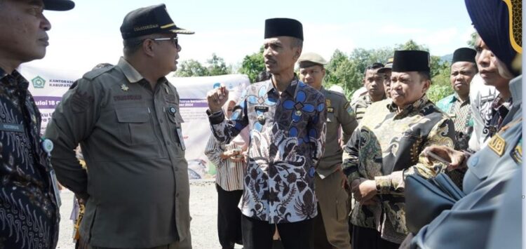 LOKASI PARKIR— Wakil Bupati Solok Selatan H. Yulian Efi saat memantau lokasi parkir di Pasar Muara Labuh.