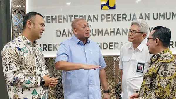 BERTEMU— Bupati Sijunjung Benny Dwifa Yuswir bersama Anggota DPR RI asal Sumbar, Andre Rosiade saat bertemu Direktur Jenderal Bina Marga Kementerian PUPR.