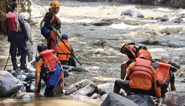 Tim SAR gabungan masih terus melakukan pencarian terhadap belasan korban yang hilang akibat diterjang banjir lahar dingin Gunung Marapi di Kabupaten Agam dan Kabupaten Tanahdatar