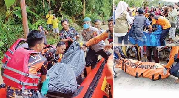 EVAKUASI— Tim SAR gabungan mengevakuasi mayat korban banjir bandang yang ditemukan di Sungai Batang Ombilin dan Sungai Batang Kuantan.