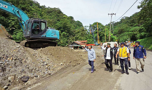 MENINJAU— Gubernur Sumbar, Mahyeldi Ansharullah melakukan peninjauan proses pengerjaan ruas jalan yang terban di Kawasan Lembah Anai, Kabupaten Tanahdatar.