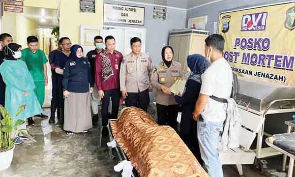 SERAHKAN JENAZAH— Penyerahan jenazah korban bencana banjir bandang kepada keluarga di RS Bhayangkara Padang.