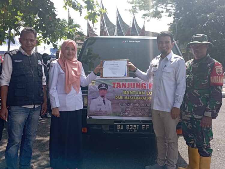 Wali Nagari Tanjuang, Kecamatan Sungayang Ridwan foto bersama di Indo Jolito. (chandra antoni)