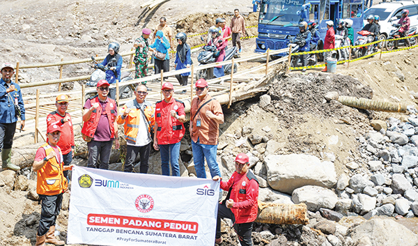 JEMBATAN DARURAT—  Dirut PT Semen Padang, Indrieffouny Indra mengunjungi lokasi bencana banjir bandang Lahar dingin di Tanah Datar, Sabtu (18/5). Dalam kunjungan tersebut, Dirut Indrieffouny juga meninjau jembatan darurat yang dibangun relawan TRC Semen Padang bersama masyarakat setempat.