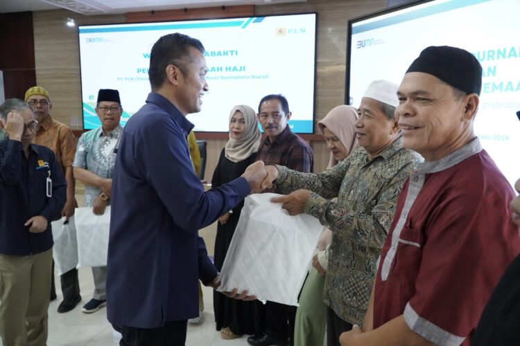 melepas— General Manager PT PLN (Persero) Unit Induk Distribusi (UID) Sumatera Barat, Eric Rossi Priyo Nugroho, melepas 36 calon jemaah haji tahun 2024 yang akan berangkat ke tanah suci.