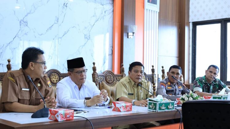 RAKOR—Kabag Kesra Pemko Pariaman Delri Soni saat rakor persiapan keberangkatan JCH untuk tahun 2024.