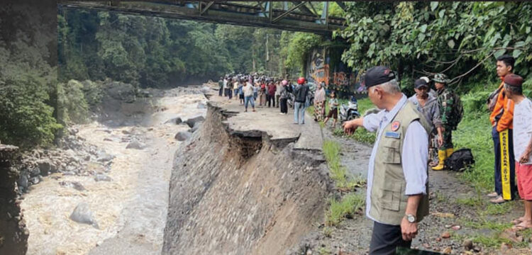 LEMBAH ANAI— Kondisi kawasan Lembah Anai, Kabupaten Tanahdatar yang hancur akibat diterjang banjir bandang.