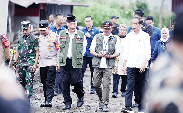 Gubernur Sumbar, Mahyeldi Ansharullah mendampingi Presiden RI Joko Widodo (Jokowi) yang meninjau lokasi bencana banjir lahar dingin di Bukit Batabuah Kabupaten Agam