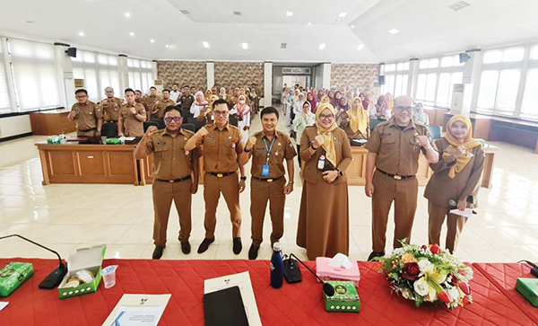 RAPAT EVALUASI— Asisten II Perekonomian dan Pembangunan Didi Aryadi memimpin rapat evaluasi dan koordinasi pelaksanaan kegiatan pembangunan Kota Padang tahun 2024, di Aula Dinas Kesehatan Kota Padang.