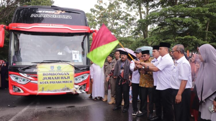 DILEPAS— Rombongan JCH Kota Payakumbuh bertolak menuju Emabarkasi Padang