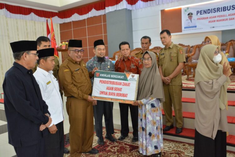 PENDISTRIBUSIAN ZAKAT— Baznas Kabupaten Agam mendistribusikan zakat kepada 260 mustahik, Senin (20/5) di Balairung Rumah Dinas Bupati.