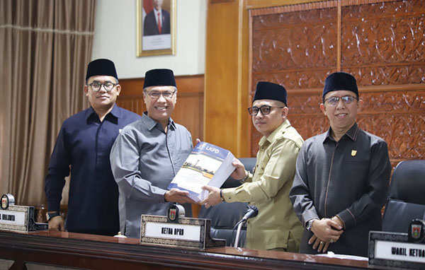 WAKIL Walikota Marfendi menyerahkan LKPD Kota Bukittinggi usai dibacakan dalam sidang paripurna diterima oleh Ketua DPRD Benny Yusrial.