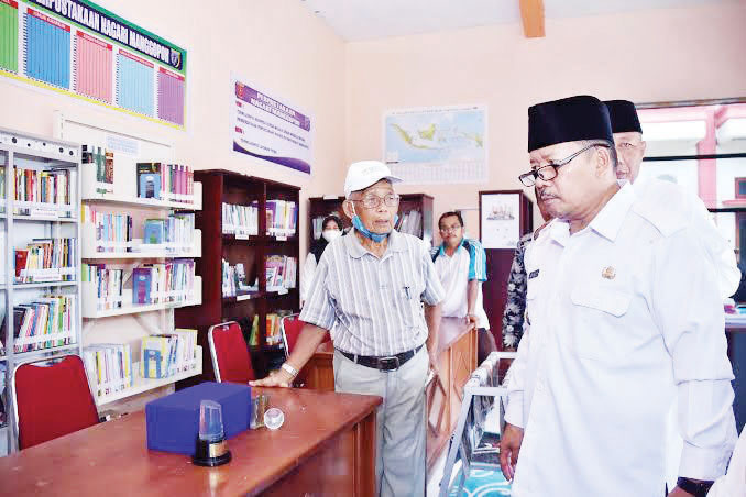 TINJAU— Bupati Agam Andri Warman saat meninjau salah satu perpustakaan yang ada di Kabupaten Agam.