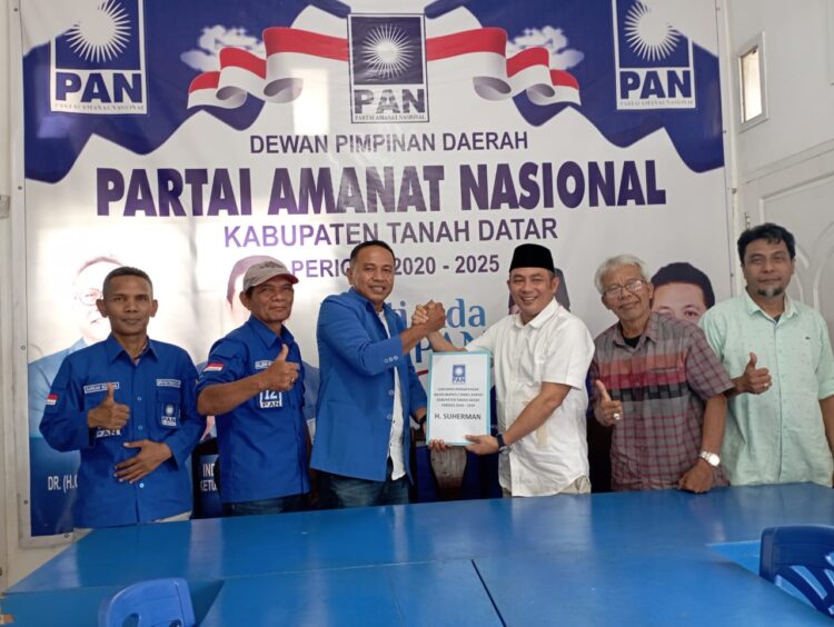 Politisi Nasdem H. Suherman serahkan berkas pendaftaran Bacalonbup di DPC PAN Tanahdatar. (chandra antoni)