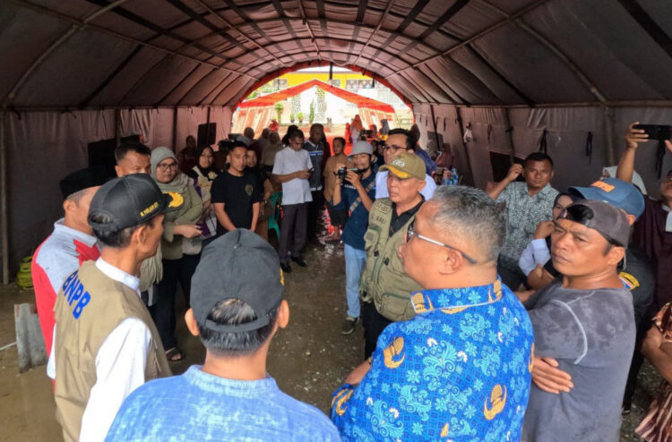 ARAHAN— Wakil Bupati Solok Selatan H. Yulian Efi saat memberikan arahan pada tim yang terjun langsung ke lapangan untuk melihat kondisi para korban Banjir bandang dan longsor.