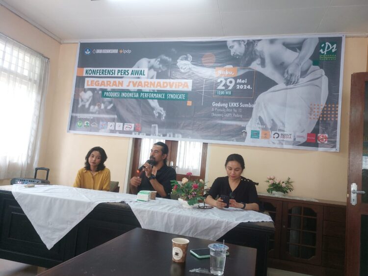 Sutradara Legaran Svarnadvipa, Wendy HS didampingi Production Manager Indonesia Performance Syndicate, Erwi Sasmita dan Sekretariat Indonesia Performance Syndicate, Suci Purnama Sari, saat jumpa pers, Rabu (29/5) di Gedung LKKS Sumbar.