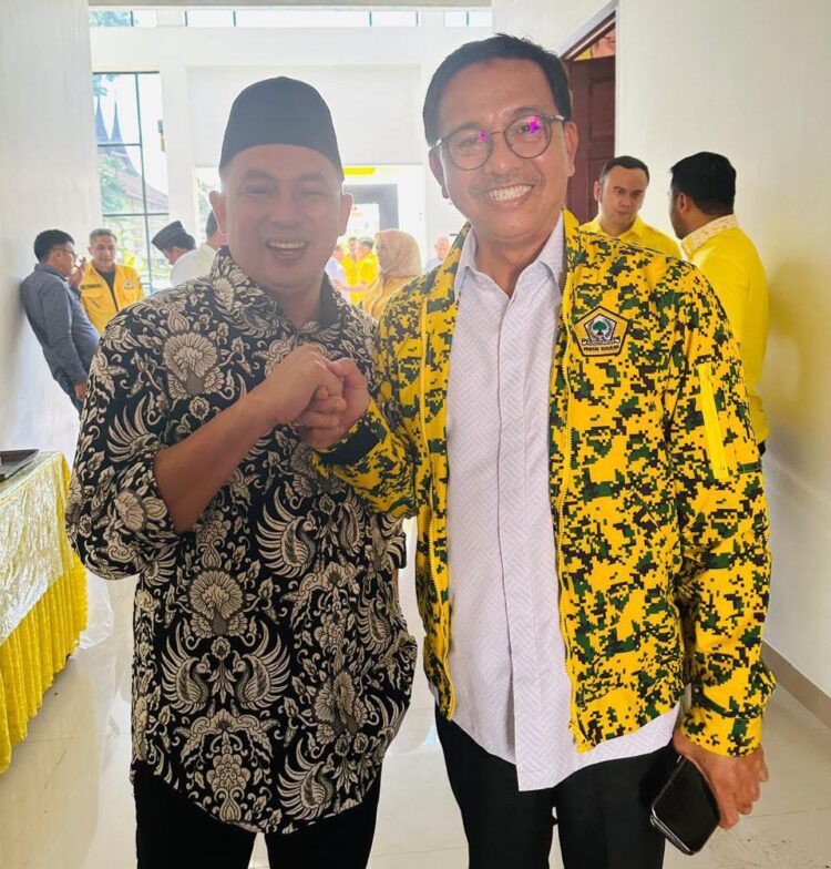 H. Suherman foto bersama Ketua DPD Golkar Sumbar Khairunas. (chandra antoni)