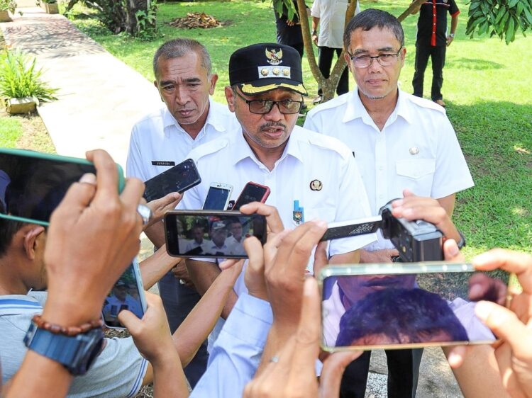 WAWANCARA—Pj Wali Kota Payakumbuh, Suprayitno didampingi Sekdako Rida Ananda dan Kadiskominfo Junaidi ketika diwawancarai wartawan terkait netralitas ASN dalam Pilkada