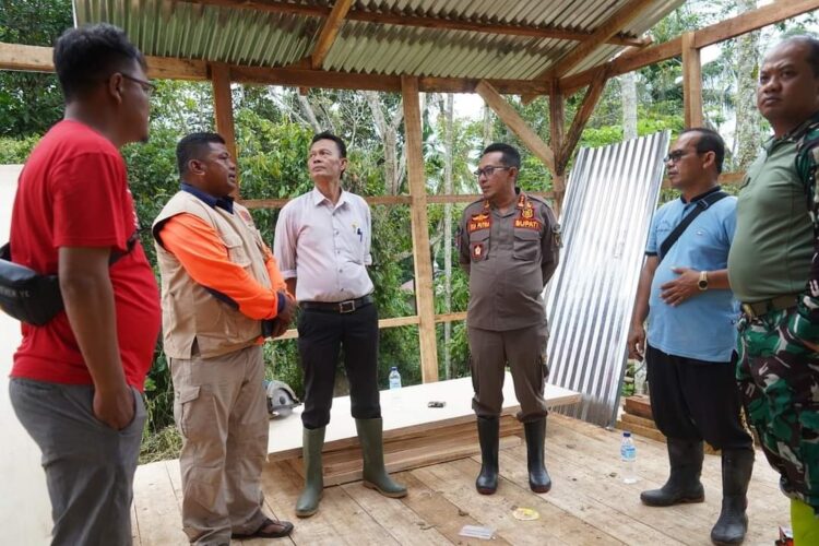 PEMBBANGUNAN HUNTARA— Bupati Tanahdatar Eka Putra melakukan peninjauan Huntara yang dibangun oleh Aksi Solidaritas Piaman Laweh (Aspila)