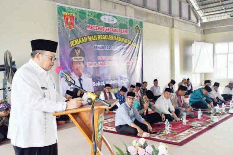 PELEPASAN CJH— Bupati Agam, Andri Warman saat melepas keberangkatan Calon Jamaah Ahji (CJH) 1445 Hijriah di Ponpes Sumatera Thawalib Parabek, Kamis (2/5).