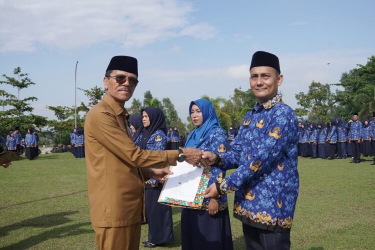 SERAHKAN SK—Bupati Limapuluh Kota Safaruddin Dt.Bandaro Rajo, saat menyerahkan SK PPPK, saat kegiatan apel pagi gabungan di halaman kantor Bupati Limapuluh Kota, Senin (27/5).