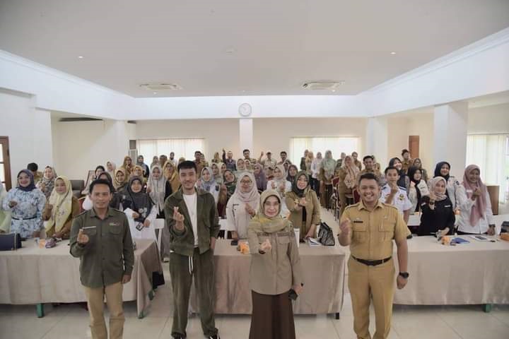 FOTO BERSAMA—Sekda Kota Sawahlunto Ambun Kadri, membuka workshop karnaval Sawahlunto Internasional Songket Silungkang Carnival (SISSCa), Selasa (28/5).