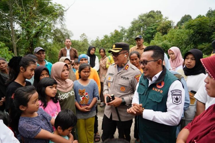 CEK BANTARAN SUNGAI— Bupati Tanah Datar Eka Putra, usai mengecek bantaran Sungai Pasca Banjir Bandang di kawasan Nagari Rao-rao dan Nagari Pasie Laweh dialog dengan warga.